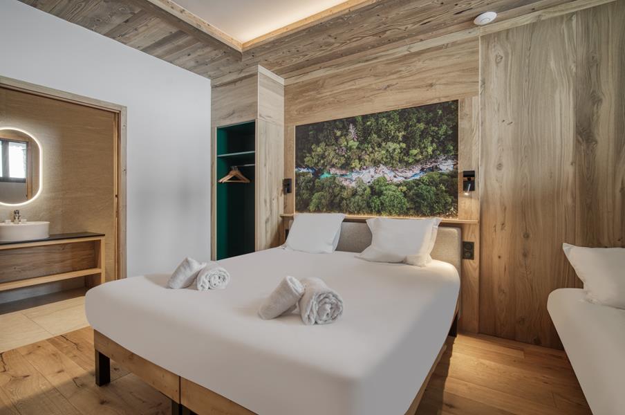 2 lits simples (90*200) + 1 lit simple (80*190) avec TV et salle de douche attenante