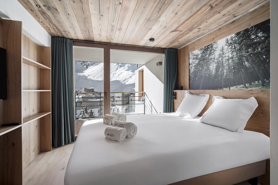 1 lit double (160*200) avec TV et salle de douche attenante