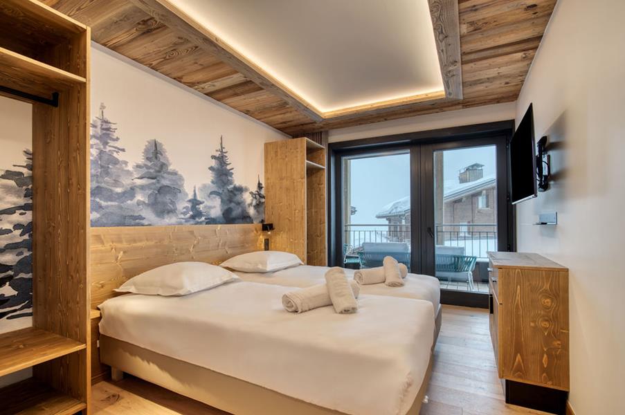 2 lits simples (90*200) avec TV et salle de douche attenante