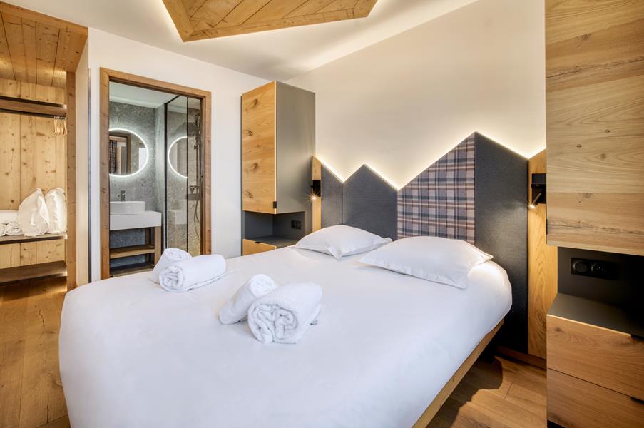 1 lit double (160*200) avec TV et salle de douche attenante