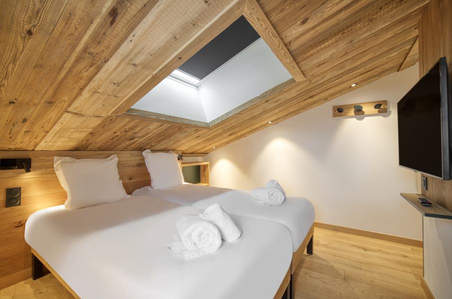 2 lits simples (90*200) avec TV et salle de bain attenante