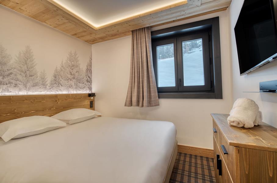 1 lit double (160*200) avec TV et salle de douche attenante