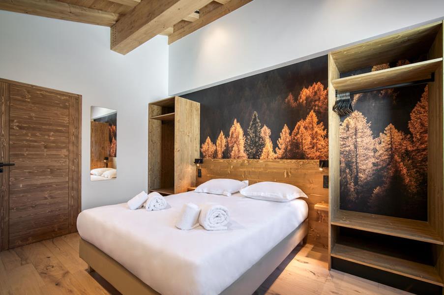 1 lit double (160*200) avec TV et salle de douche attenante