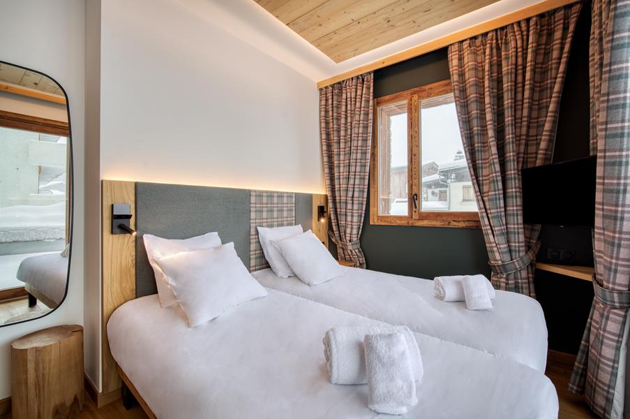 2 lits simples (90*200) avec TV et salle de douche attenante