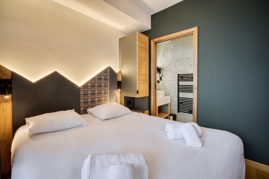 1 lit double (160*200) avec TV et salle de douche attenante