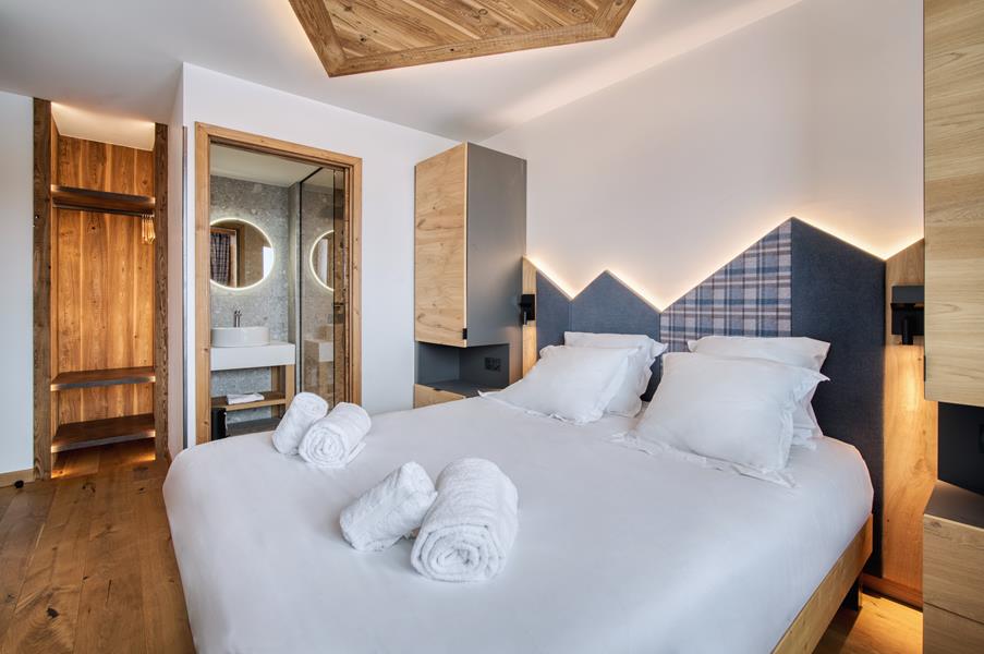 1 lit double (160*200) avec TV et salle de douche attenante