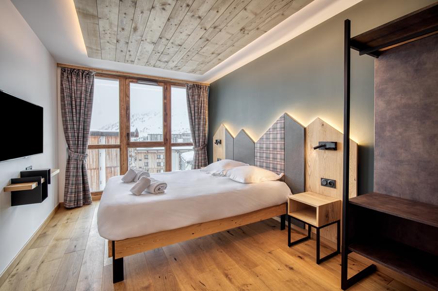 1 lit double (160*200) avec TV et salle de bain attenante