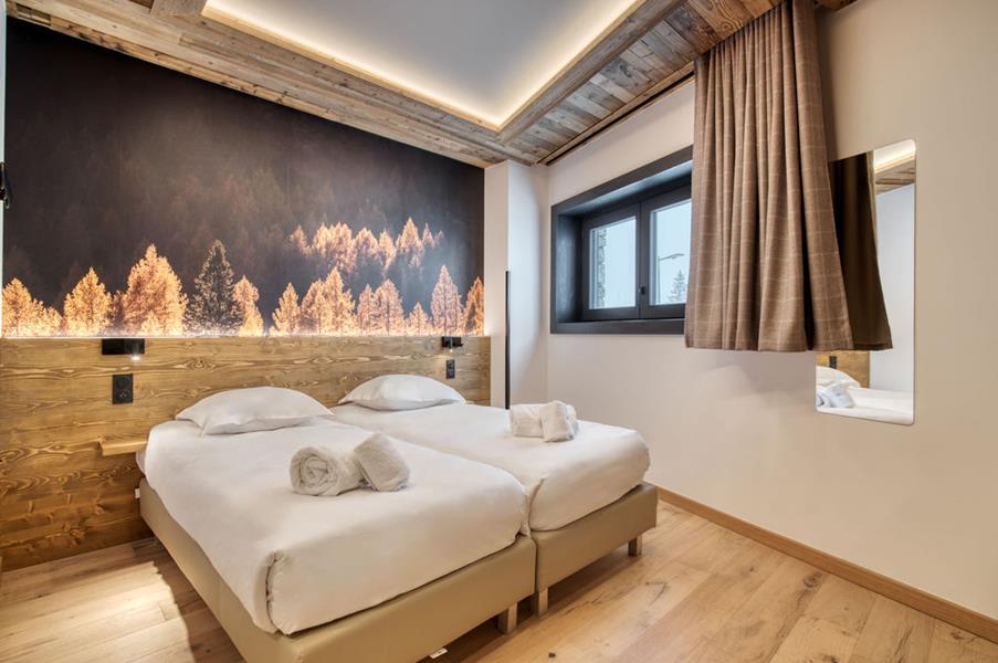 2 lits simples (90*200) avec TV et salle de douche attenante