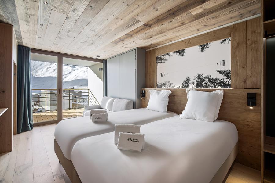 2 lits simples (90*200) + 1 chauffeuse (160*200) avec TV et salle de bain attenante