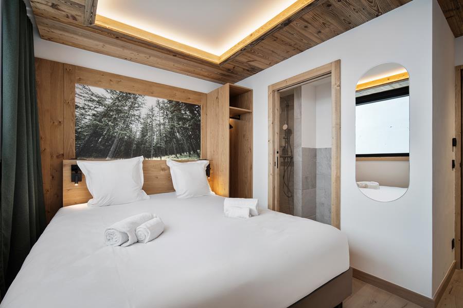 2 lits simples (90*200) avec TV  et salle de bain attenante