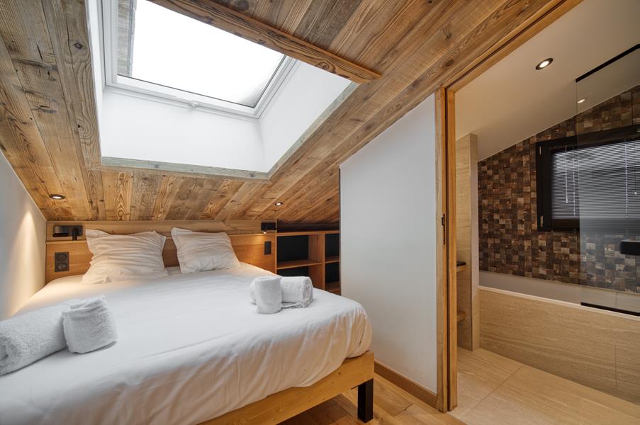 1 lit double (160*200) avec TV et salle de douche attenante