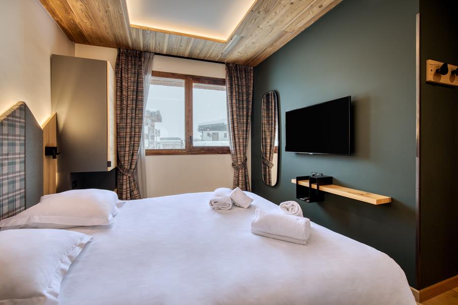 2 lits simples (90*200) avec TV et salle de douche attenante