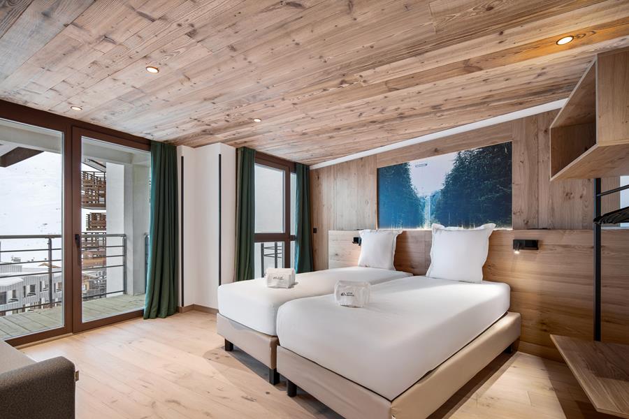 2 lits simples (90*200) + 1 canapé lit (160*200) avec TV et salle de bain attenante