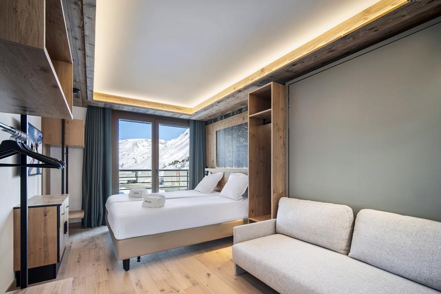 2 lits simples (90*200) + 1 chauffeuse (160*200) avec TV et salle de douche attenante