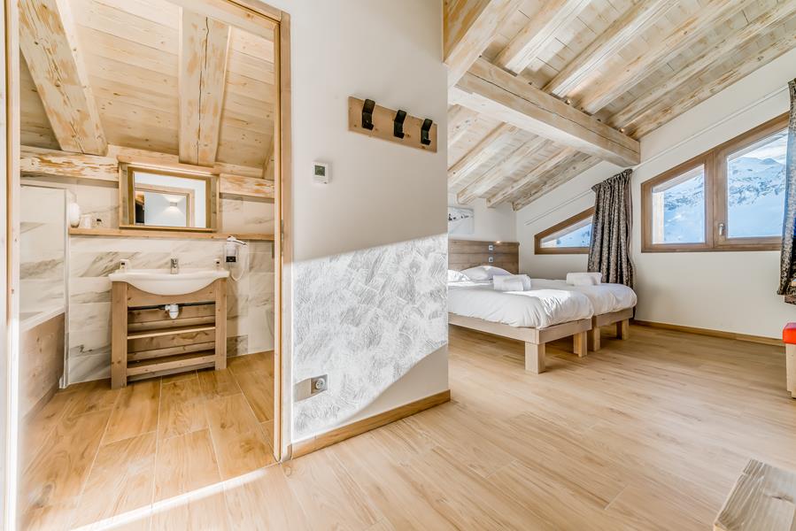 2 lits simples (90*200) et salle de bain attenante