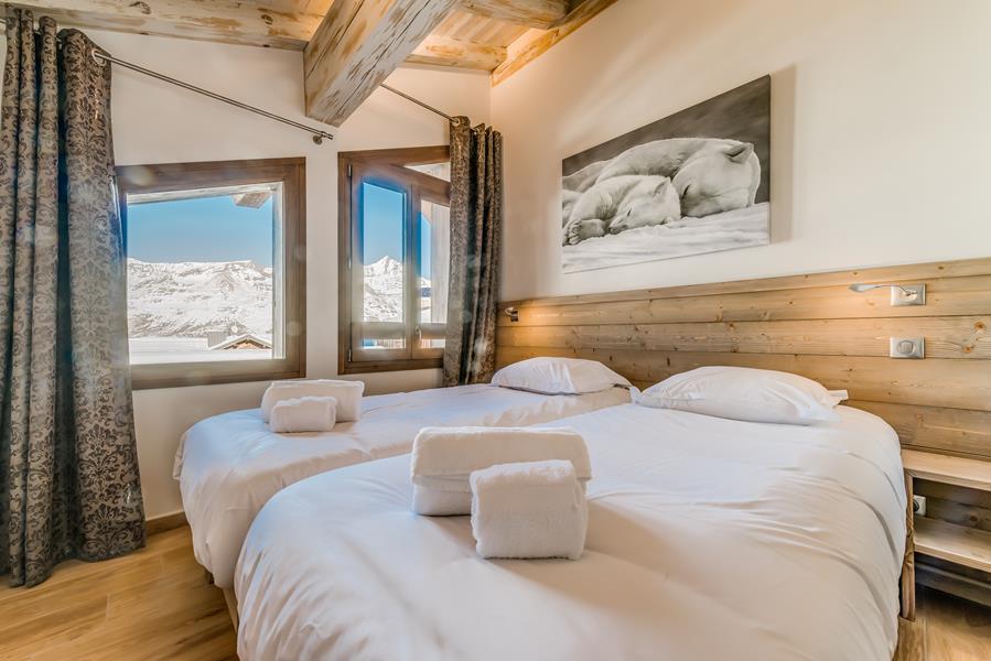 2 lits simples (90*200) et salle de douche attenante