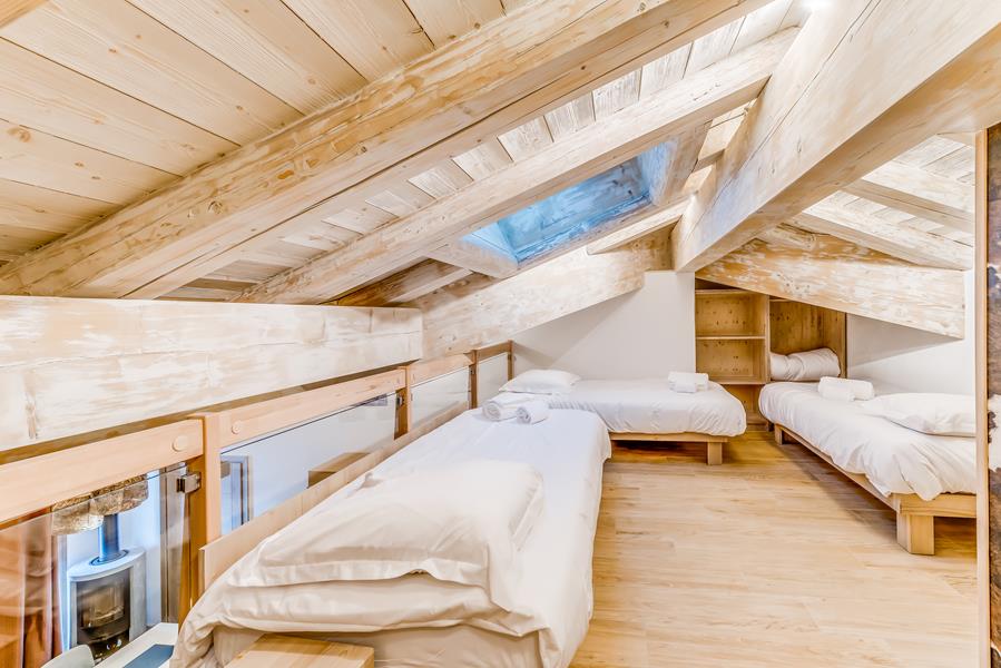 2 lits simples (90*200) + 1 lit gigogne et salle de douche attenante