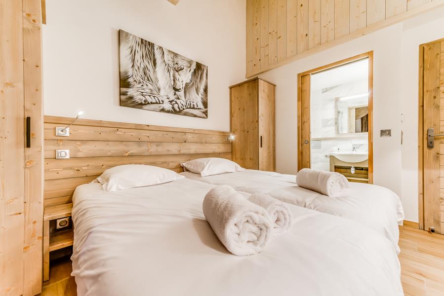 2 lits simples (90*200) et salle de douche attenante