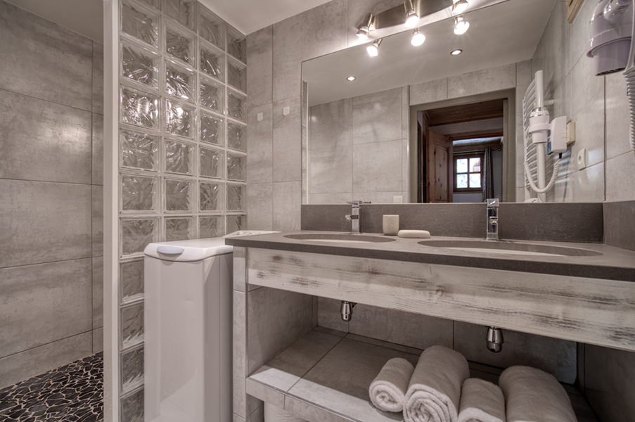 1 douche + machine à laver