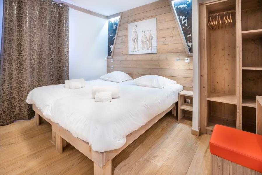 2 lits simples (90*200) et salle de douche attenante