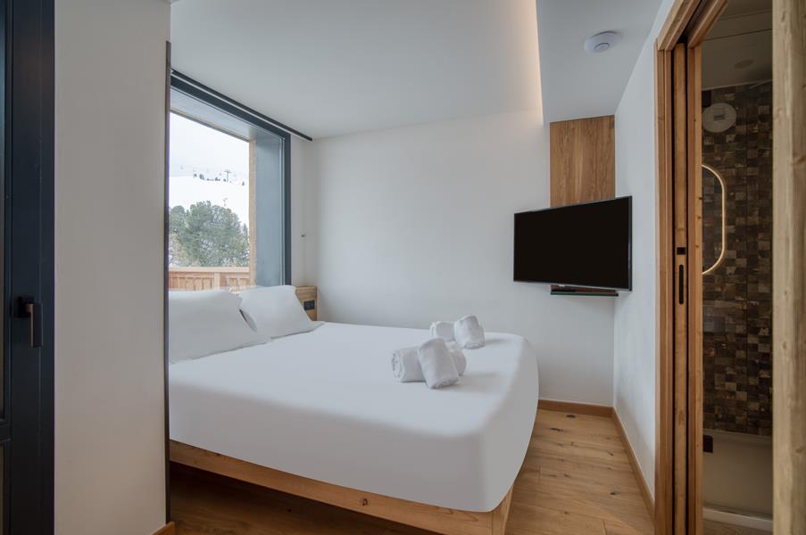 1 lit double (160*200) avec TV et salle de douche attenante