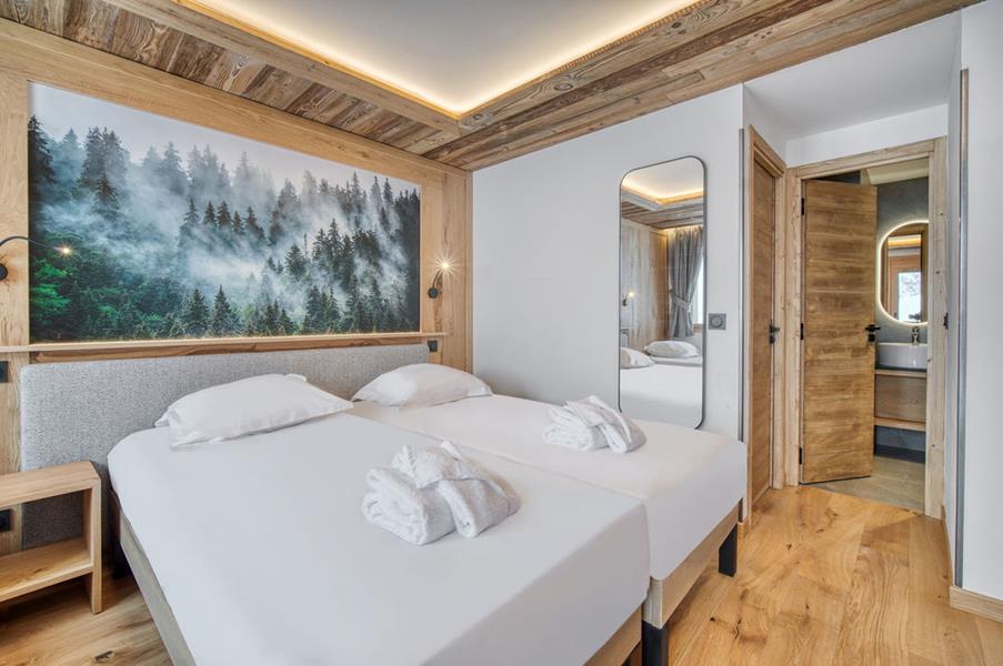 2 lits simples (90*200) + 1 lit simple (80*190) avec TV et salle de douche attenante