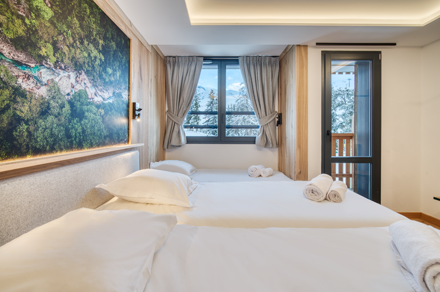 2 lits simples (90*200) + 1 lit simple (80*90) avec TV et salle de douche attenante